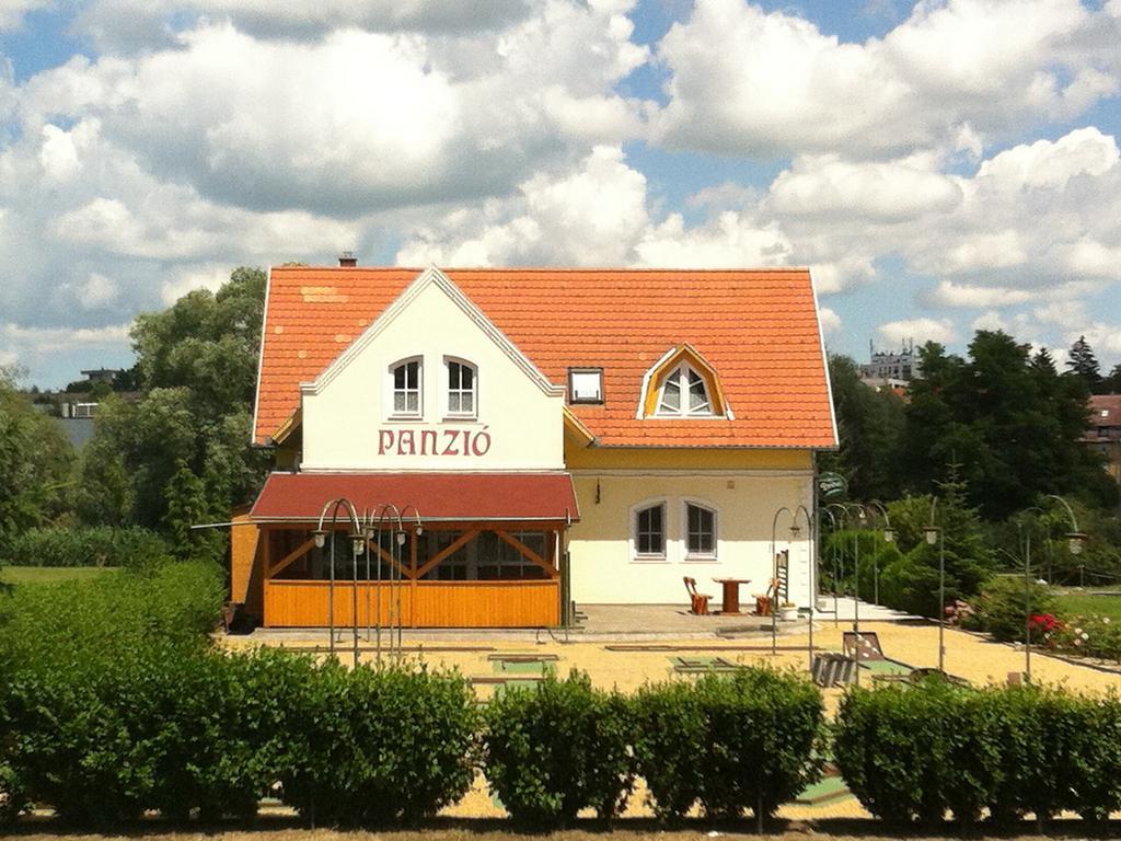 Golf Etterem Es Panzio Hotel Kaposvár Buitenkant foto