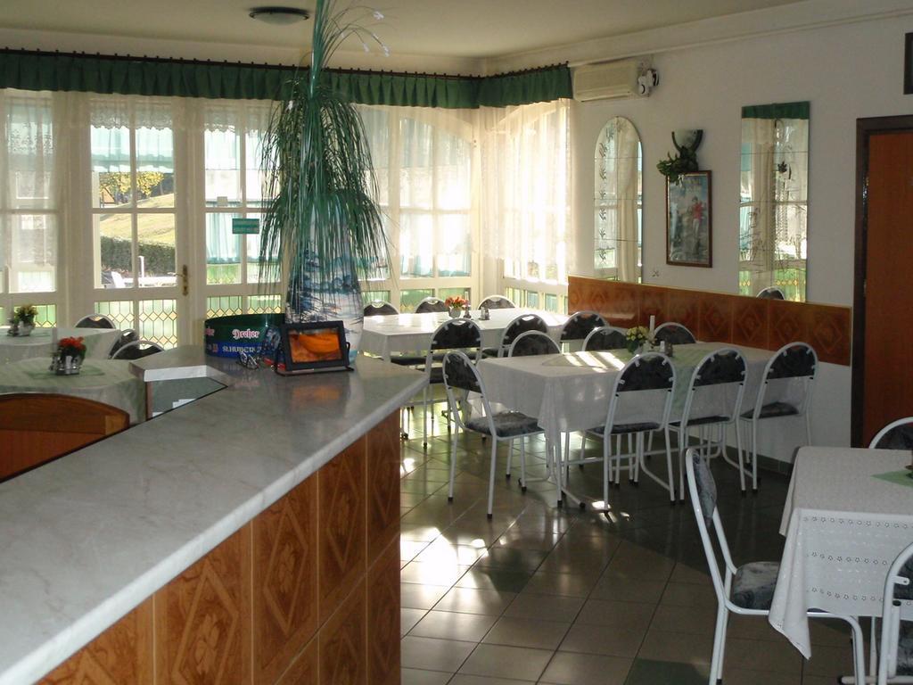 Golf Etterem Es Panzio Hotel Kaposvár Buitenkant foto